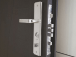Активни шипове за заключване на метална врата, серия Комфорт